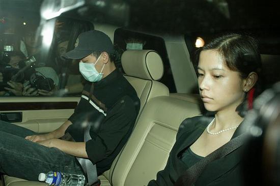图文:唐先生和张国荣的朋友坐车抵达香港殡仪